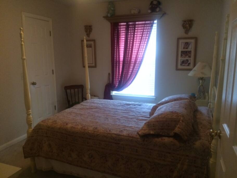 Cozy Bedroom w/Walk-In Closet