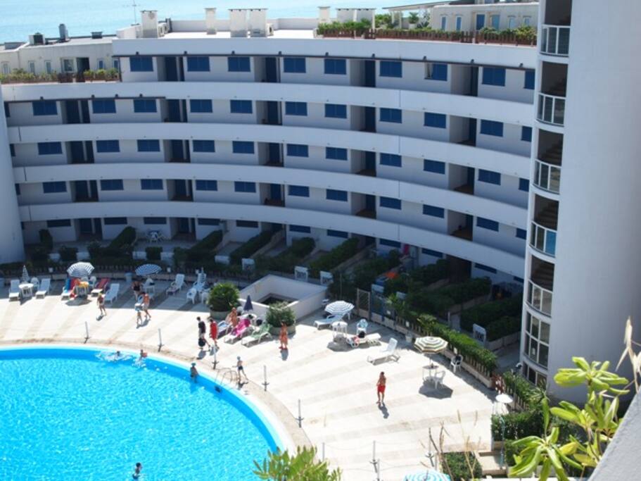 PISCINA PRIVATA N. 5 INGRESSI A DISPOSIZIONE