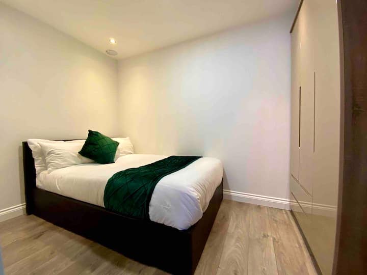 Lujosa cama doble de 4 pies con ropa de cama de algodón egipcio.