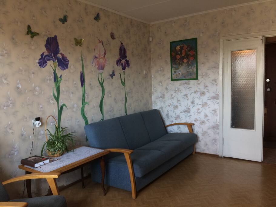 A large room: a sofa bed for two people, an armchair, a table, a cabinet-wall, a fan, a clamshell.
Большая комната: раскладной диван на двух человек, кресло, стол, шкаф-стенка, вентилятор, раскладушка.