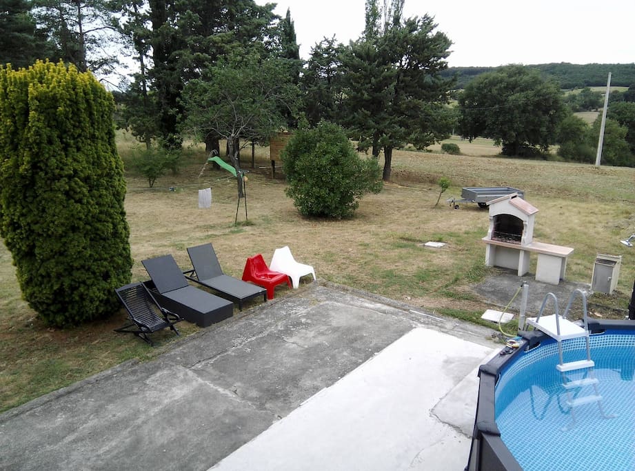 Le coin piscine et barbecue