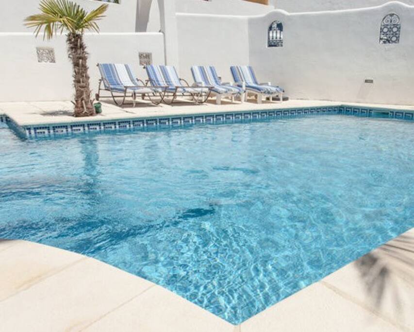 Piscine avec transats