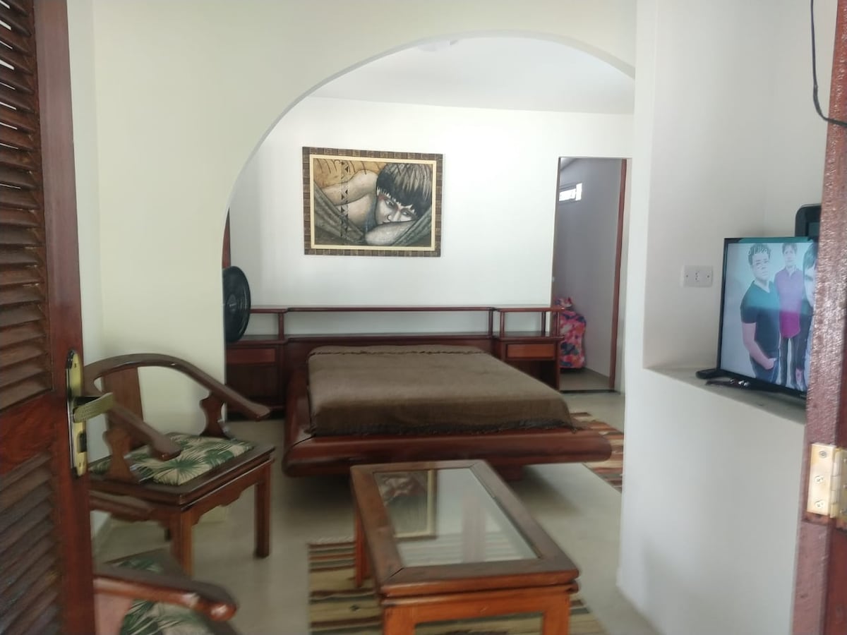 חדר שינה ראשי וסלון