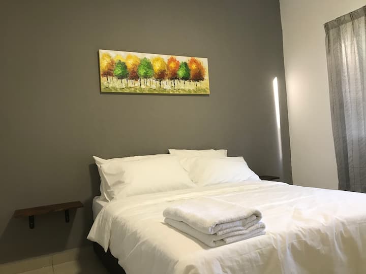 主卧配备标准双人床