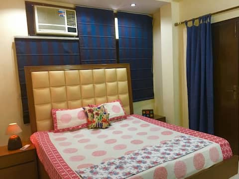 Lajpat Nagar+Pvt Ac room+ wifi+yoga+art gallery