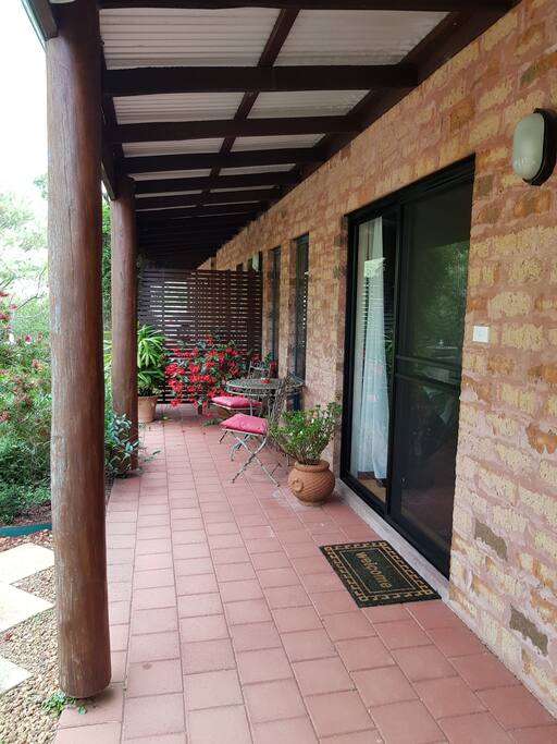 ENTRY AND VERANDAH SEATING