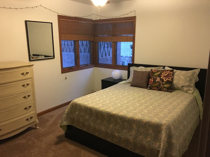 Spavaća soba s bračnim krevetom