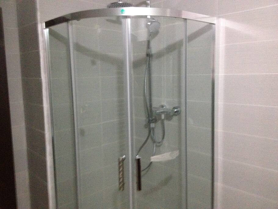 Salle de bain avec douche