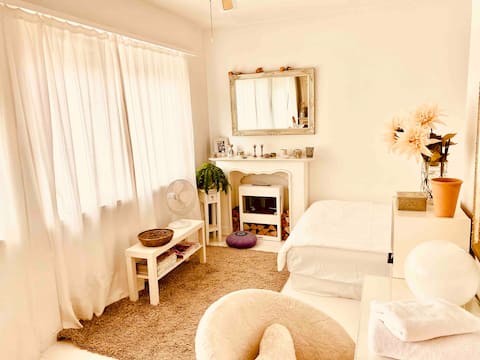 Top performing Airbnb: Studio for 1 Guest only & Airbnbverified in Hirslanden
