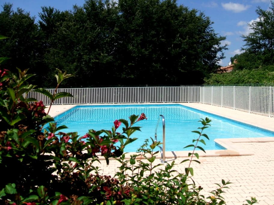 Piscine partagée 15x8 à 2mn de la villa.