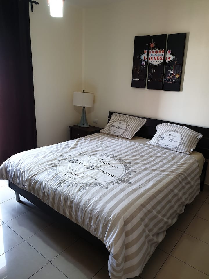 主卧配备标准双人床。 海景大窗户。