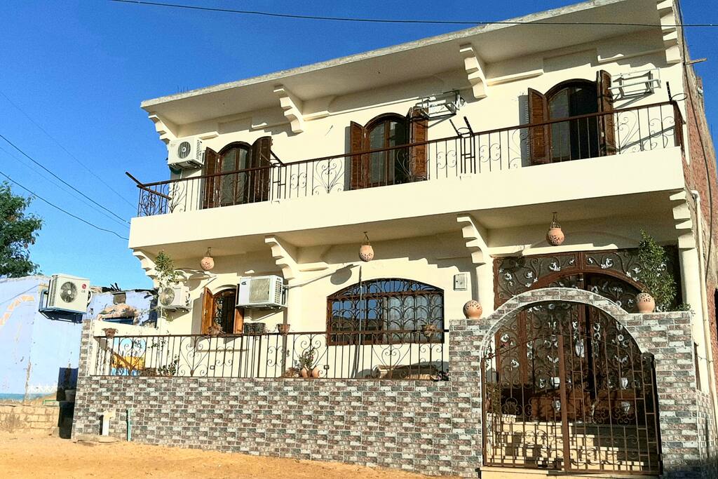 Doubleroom with Balcony, private bathroom , Aswan - Abu AR Rish Qebli의 아파트에서 살아보기, Aswan Governorate, 이집트