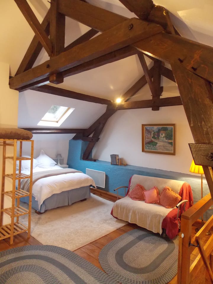 Დიდი საძინებელი ორადგილიანი საწოლით და ორადგილიანი ფუტონის საწოლით. Დიდი საძინებელი საშხაპე ოთახითა და გასაშლელი დივნით.
