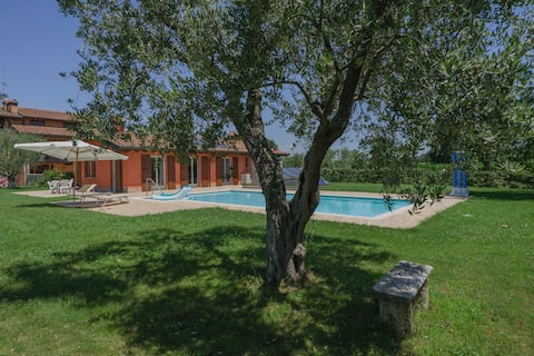 La Casina Apartment - with garden and pool