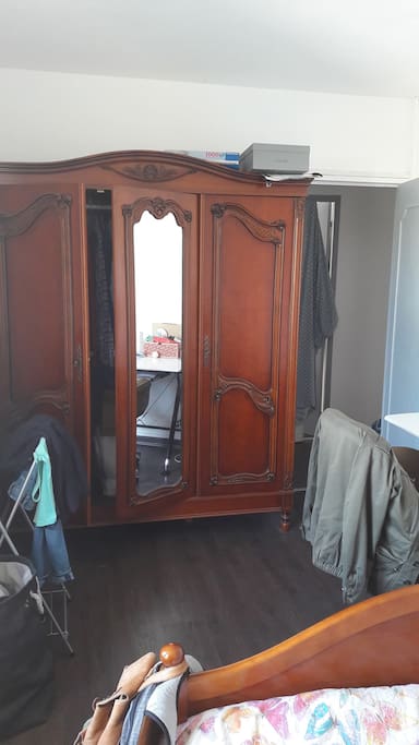 Armoire dans la chambre