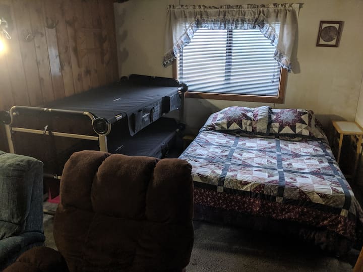 Heavy Duty Bunks makes this cabin a "sleeps 8"
87.5”L x 45”W x 46.5”H with 85”L x 40”W sleeping area
600-lb. wt. capacity for each bed