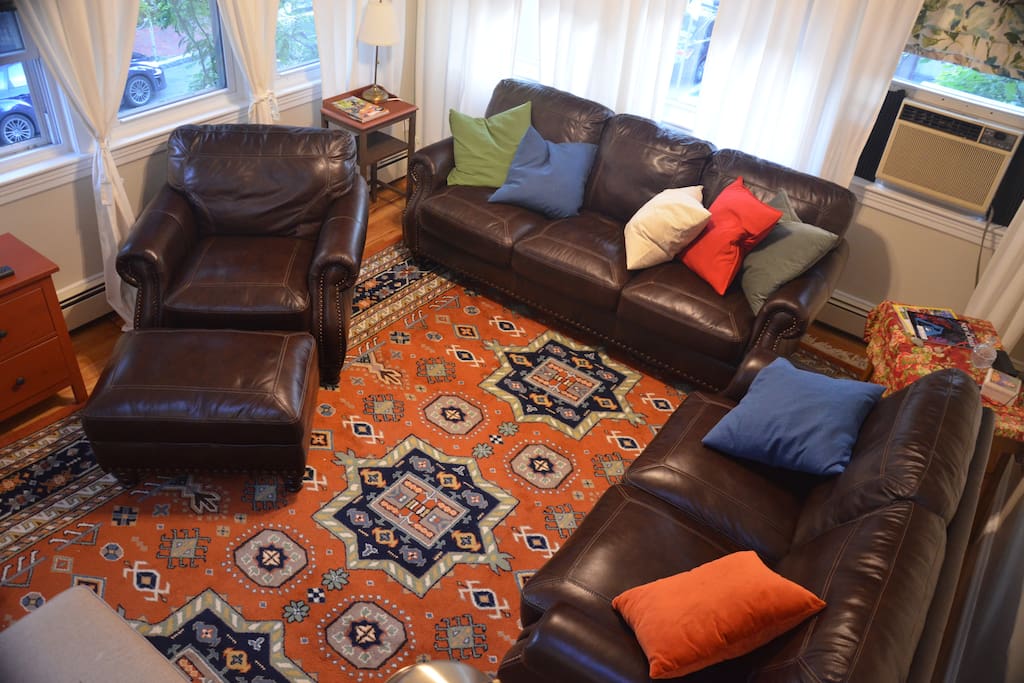 Large living room seats 7 comfortably
