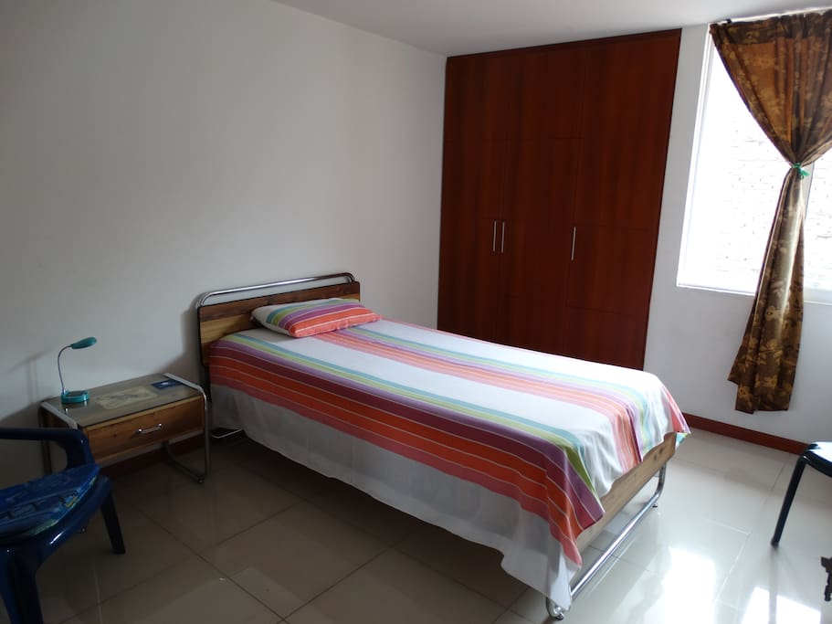 Habitación amplia.