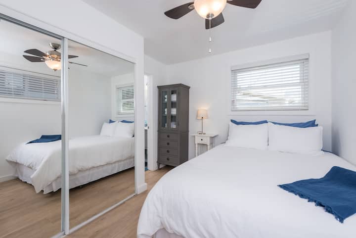 Luksuzna posteljina s visokim brojem niti na novom bračnom krevetu te prostrani ormar u novoj spavaćoj sobi