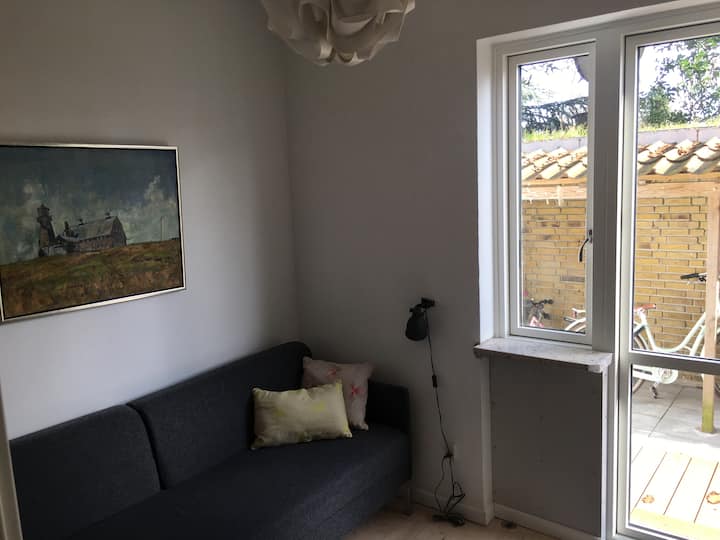 Izba pre hostí s ľahko rozkladacou a mimoriadne pohodlnou rozkladacou pohovkou pre dve osoby.