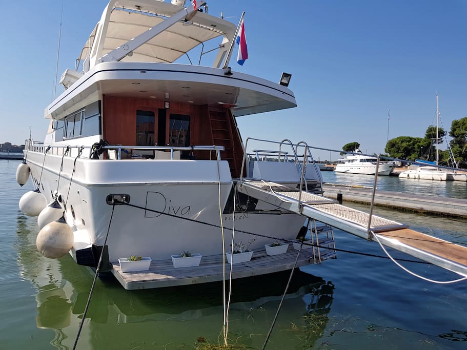 Yacht DIVA stern view