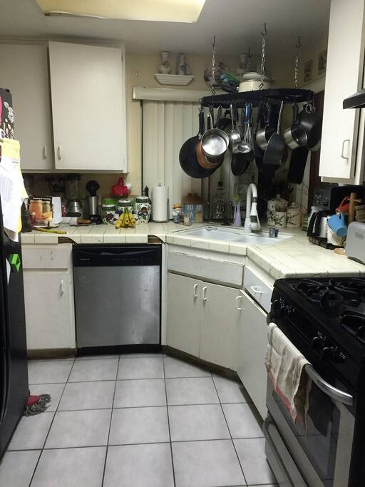 Kitchen gas stove/dishwasher