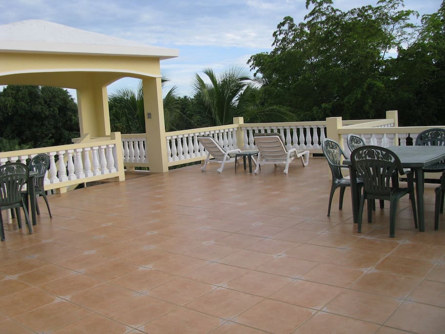 Rooftop deck for barbecuing and stargazing