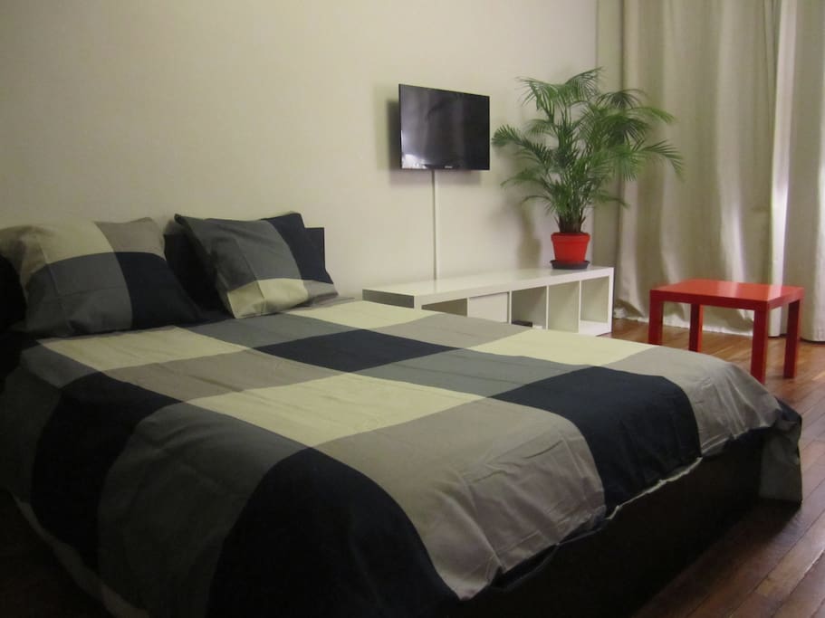The bed. / Le lit.