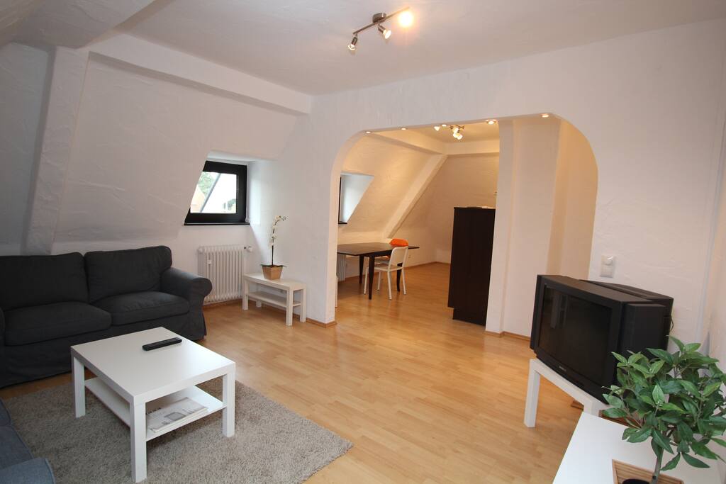 Wohnzimmer mit Blick in die Küche