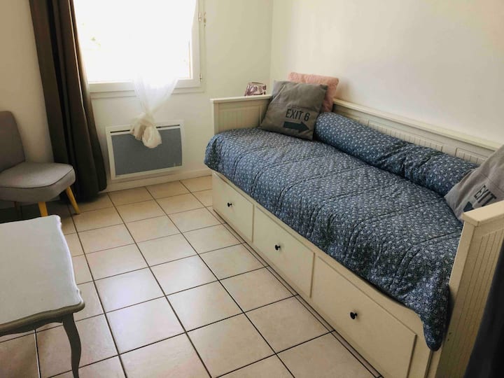 Dnevni boravak/spavaća soba s 80 ili 160 kreveta, potpuno neovisno o ostalim sobama.
