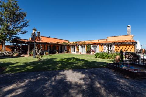 MAGNIFICENT VILLA WITH GARDEN/POOL