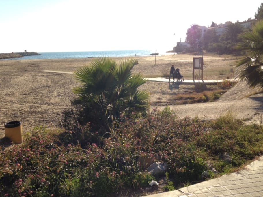 Playa de la Palliceta, enfrente vivienda.