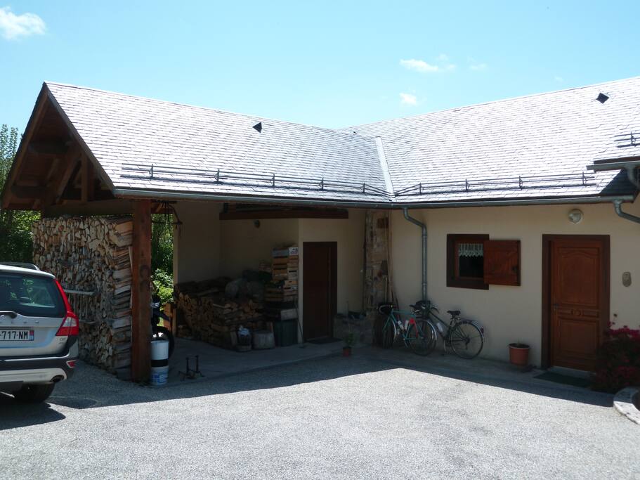 Votre parking, 2 places, le cellier et l'entrée du logement. Stock de bois pour la cheminée.