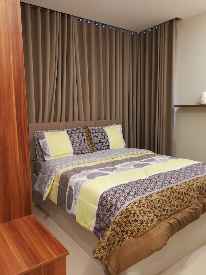 Мајсторска спална соба со ортопедски брачен кревет. Затемнување на завесата за непречен сон дење и ноќе. 