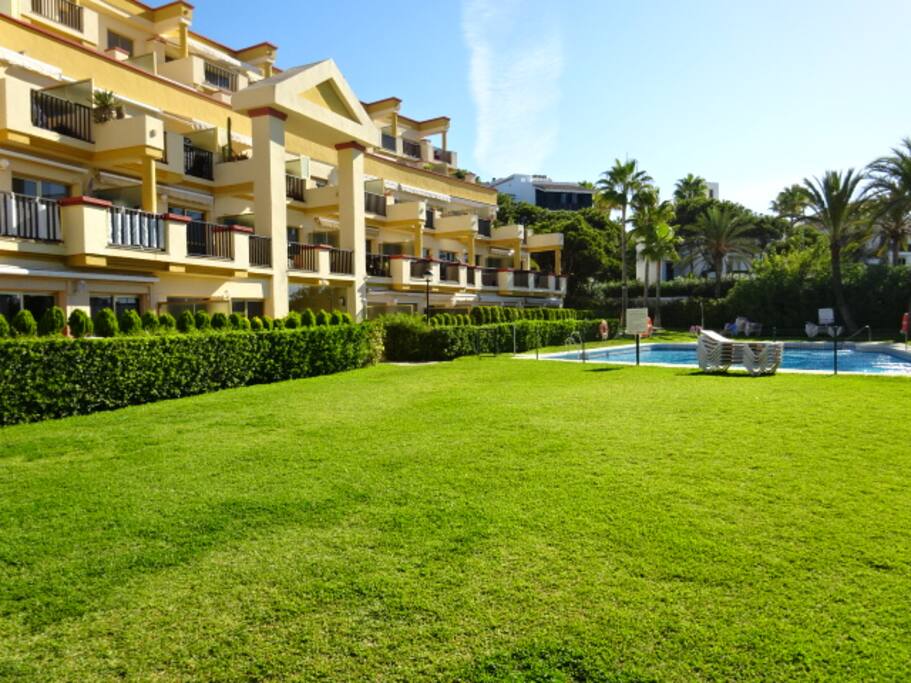 Exterior-Jardín y piscina con acceso a la playa