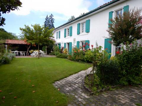 maison de maitre à 10 min des plages avec piscine