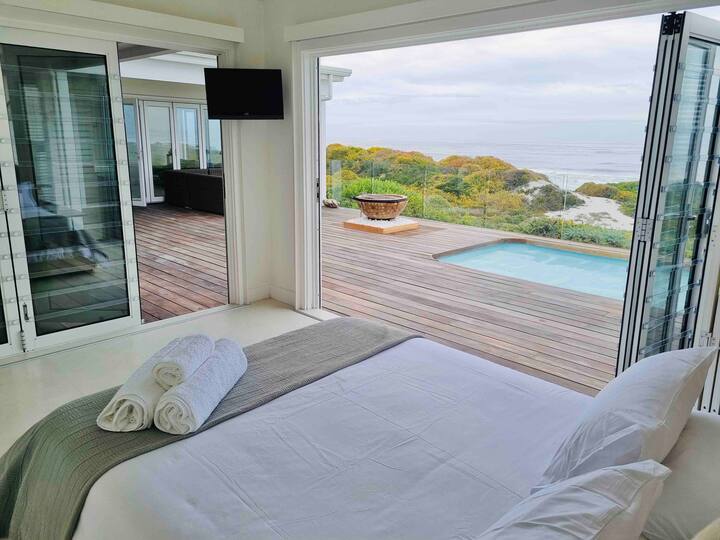 סוויטה עם נוף לבריכה ולים

- דלתות אחסון נפתחות אל הדק והבריכה המחוממת 
- טלוויזיה חכמה
