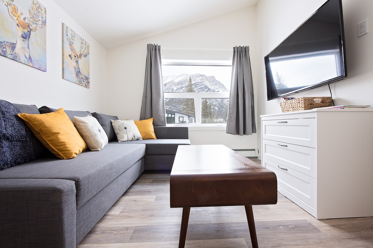 Დაისვენეთ მყუდრო მისაღებ ოთახში, საიდანაც იშლება არაჩვეულებრივი ხედები და 55 დიუმიანი ტელევიზორი 