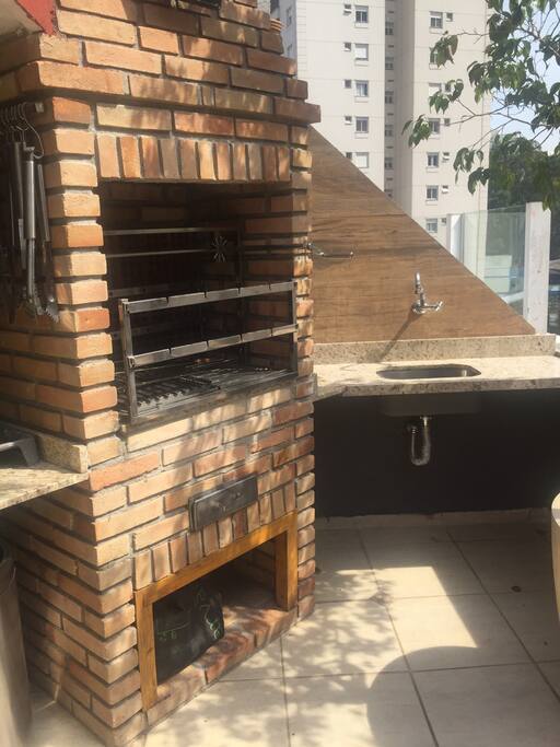 Churrasqueira e pia de apoio