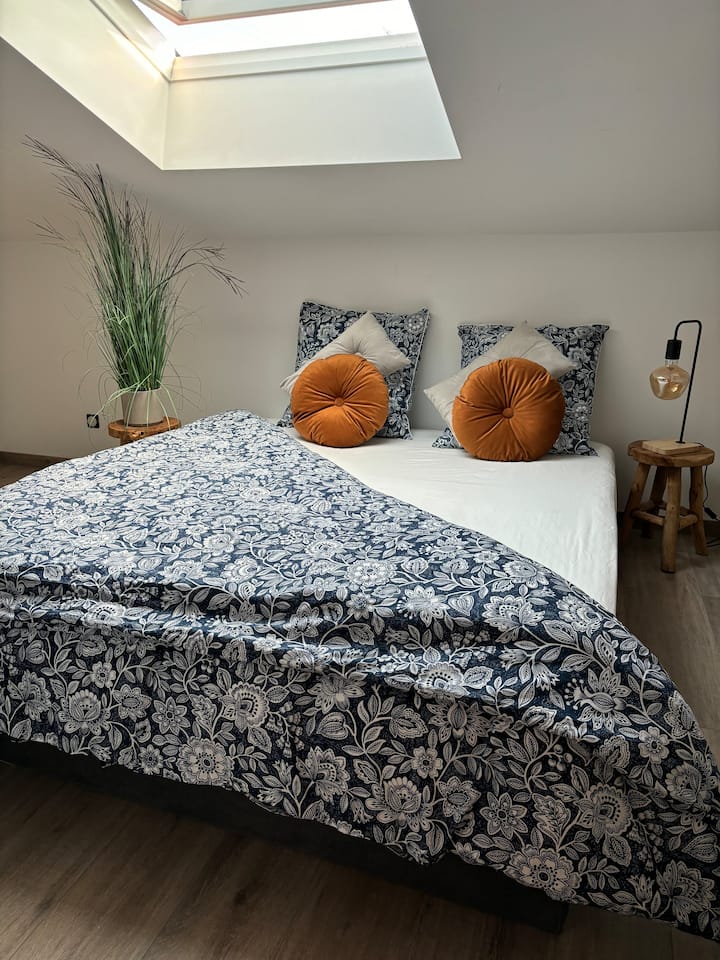 Спалня номер 1 , качествено спално бельо, мемори матрак Dunlopillo, защитен от подложка за матрак. 
2 възглавници с памет и подложка за матрак. 