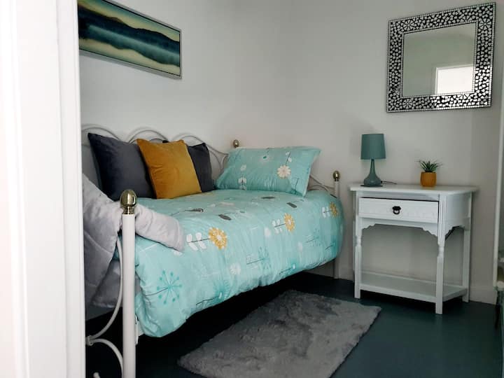 Single/daybed room - ideal dressing room too!