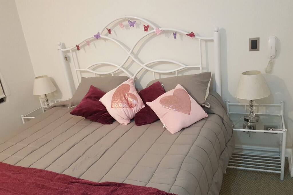 Dormitorio principal. Cama KING de fierro forjado. Todo nuevo.