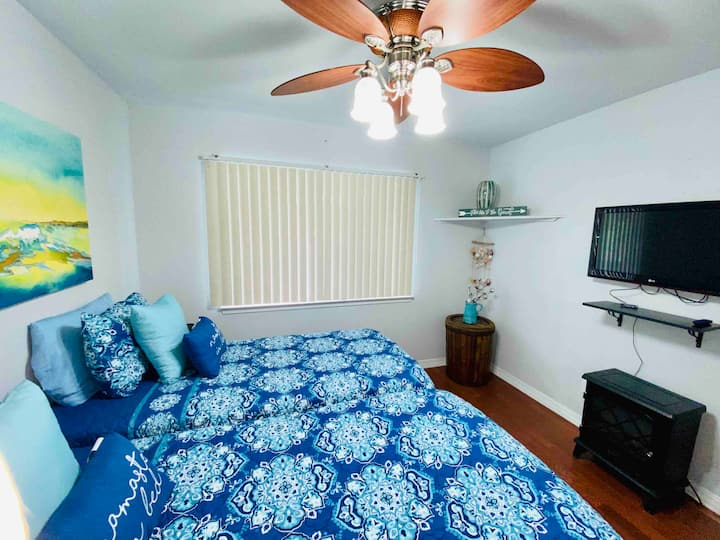 Спална соба на долниот кат со 2 единечни двокреветни кревета или 1 брачен кревет (широк 150-179 см) кога ќе се спојат. 