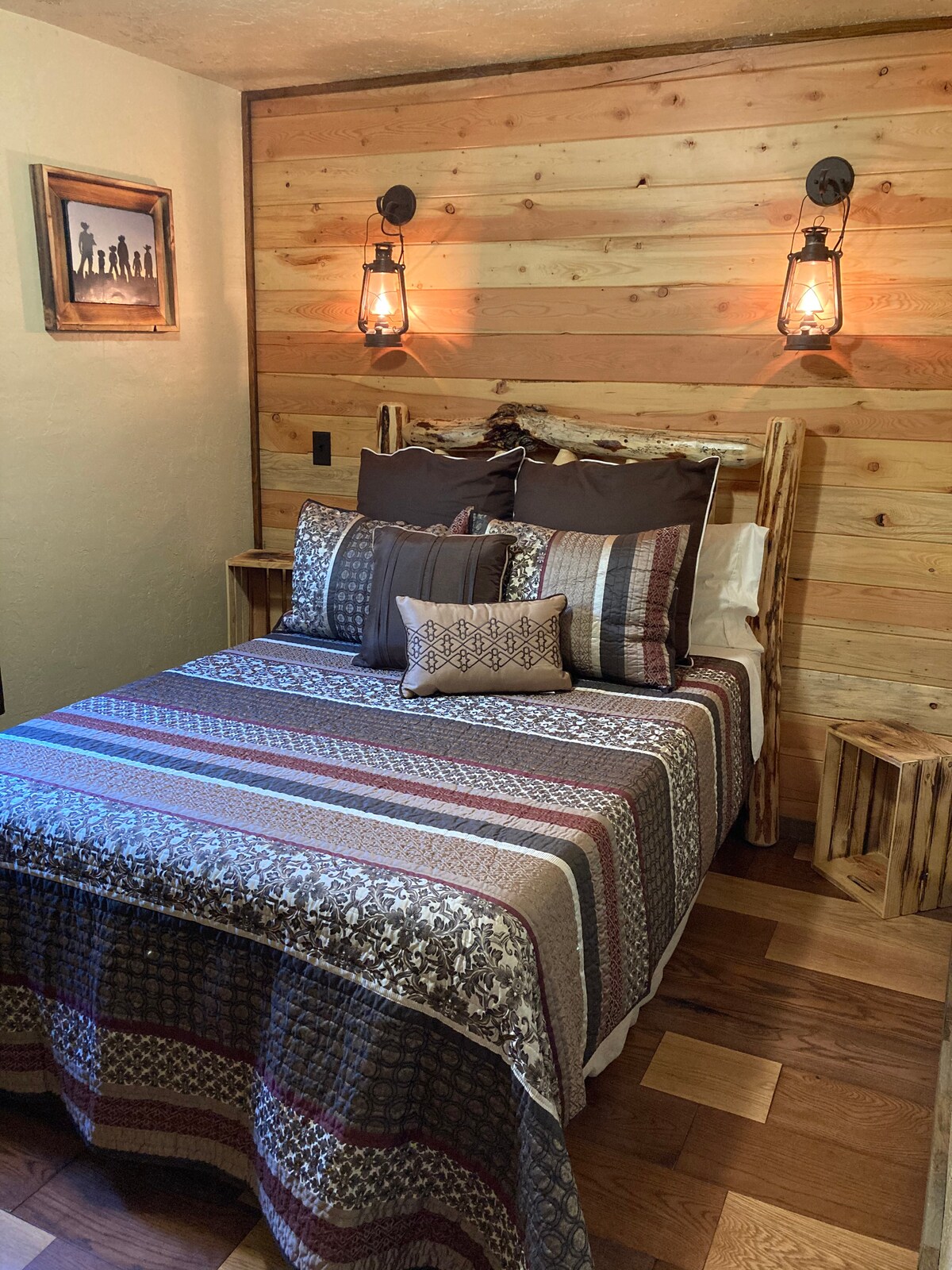 Dormitorio 2: cama de tronco de tamaño completo y faroles de pared colgantes. 