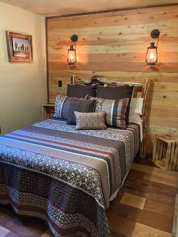 Spavaća soba 2 - krevet u punoj veličini i viseće zidne svjetiljke. 