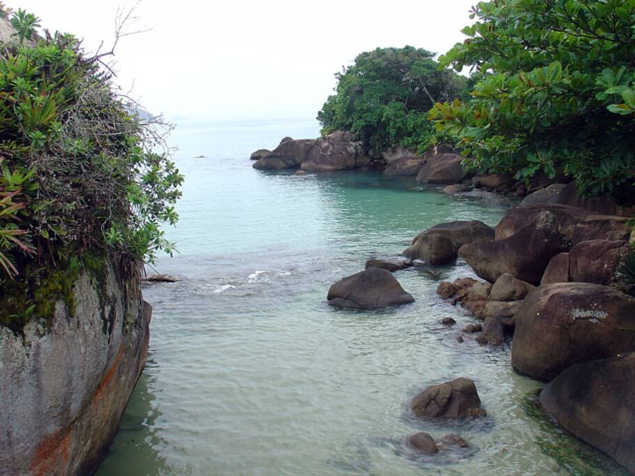 Piscina natural à direita da Oraia