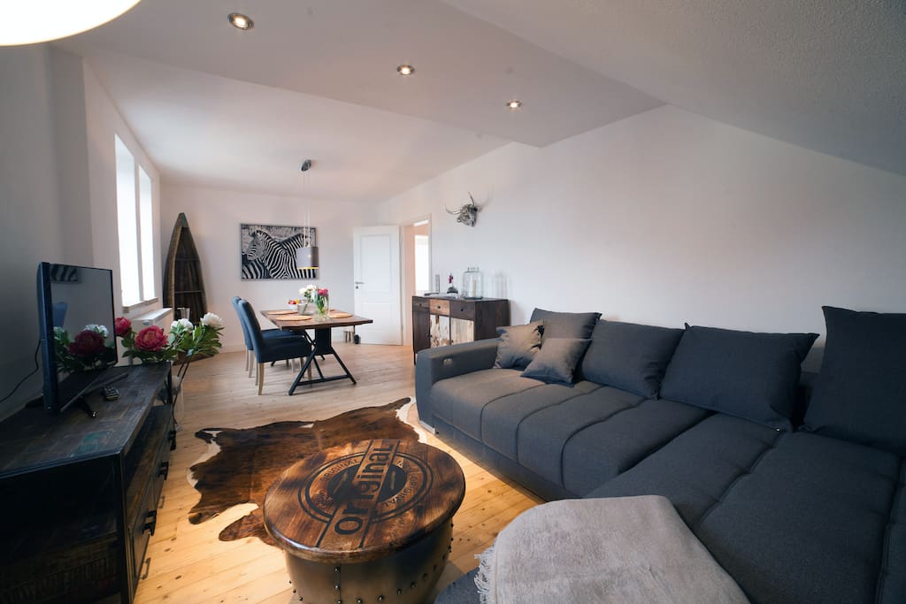 Das große Sofa wird im Nu zu einem Bett für 2 Personen. Die Verlängerung ist elektrisch ausfahrbar.