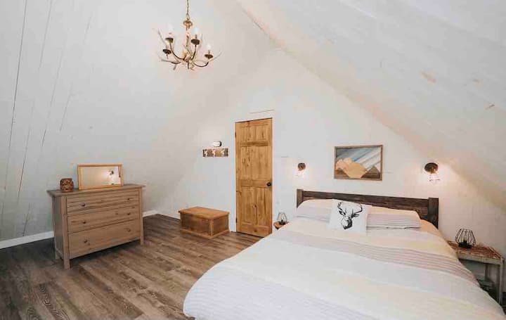 غرفة النوم الرئيسية 
سرير كوين
في الطابق الثاني
شرفة خاصة (طاولة قهوة وأرجوحة شبكية)