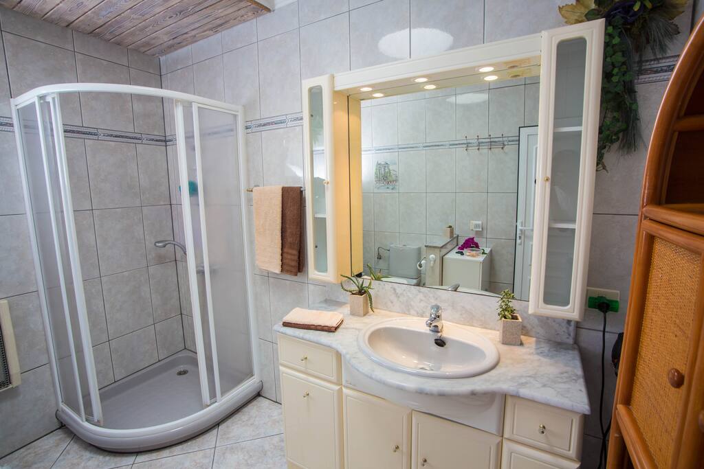 En-suite to Bedroom 2