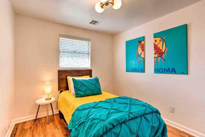 Идеална за самостоятелен пътник, четвъртата спалня на Whitewood Farm предлага уютно единично легло и перфектен размер килер за всичките ви основни удобства.